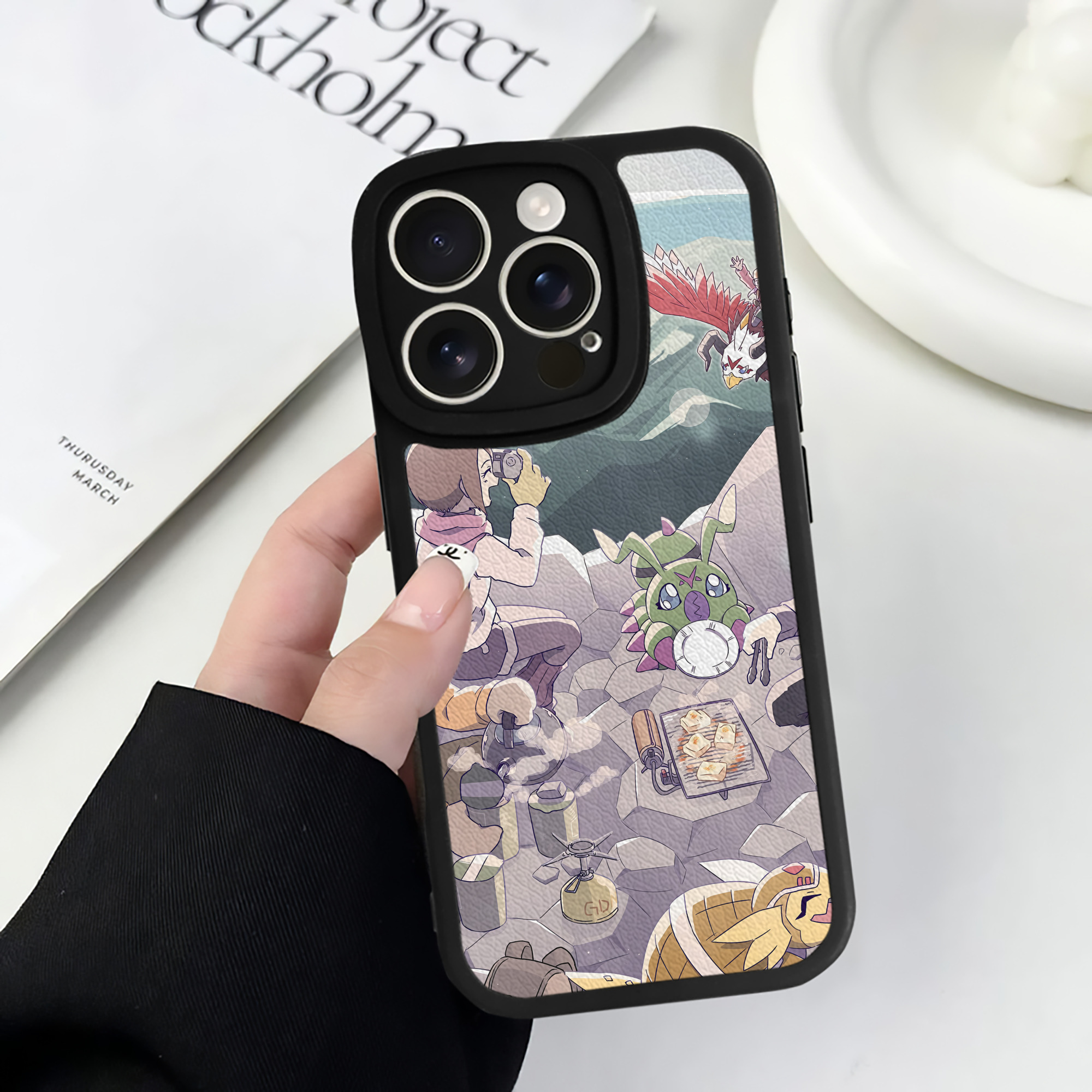 （画像用） Digimon デジタルモンスター/デジモン 【iPhone 16シリーズ対応】シリコンスマホケース（レザー調） 材質：シリコン
